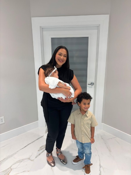 Ale de pie junto a sus hijos